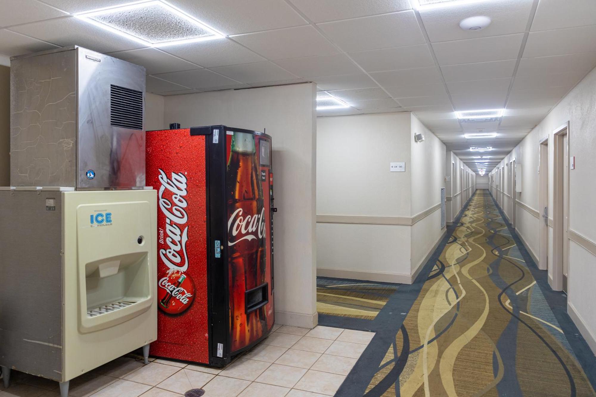 Cottonwood Suites Savannah Hotel & Conference Center Pooler Extérieur photo