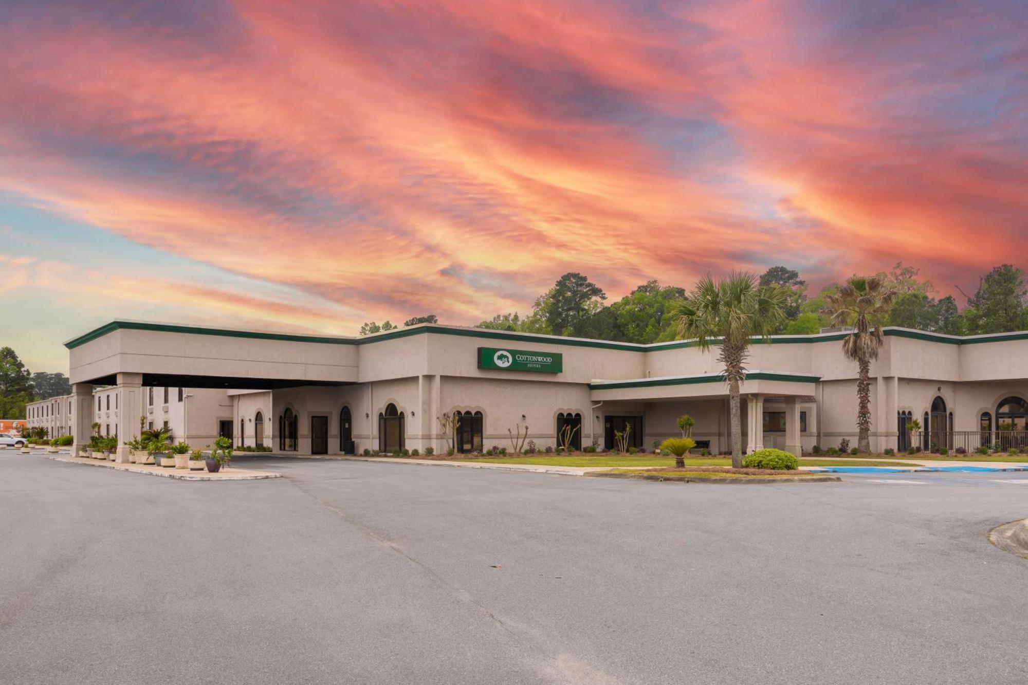 Cottonwood Suites Savannah Hotel & Conference Center Pooler Extérieur photo